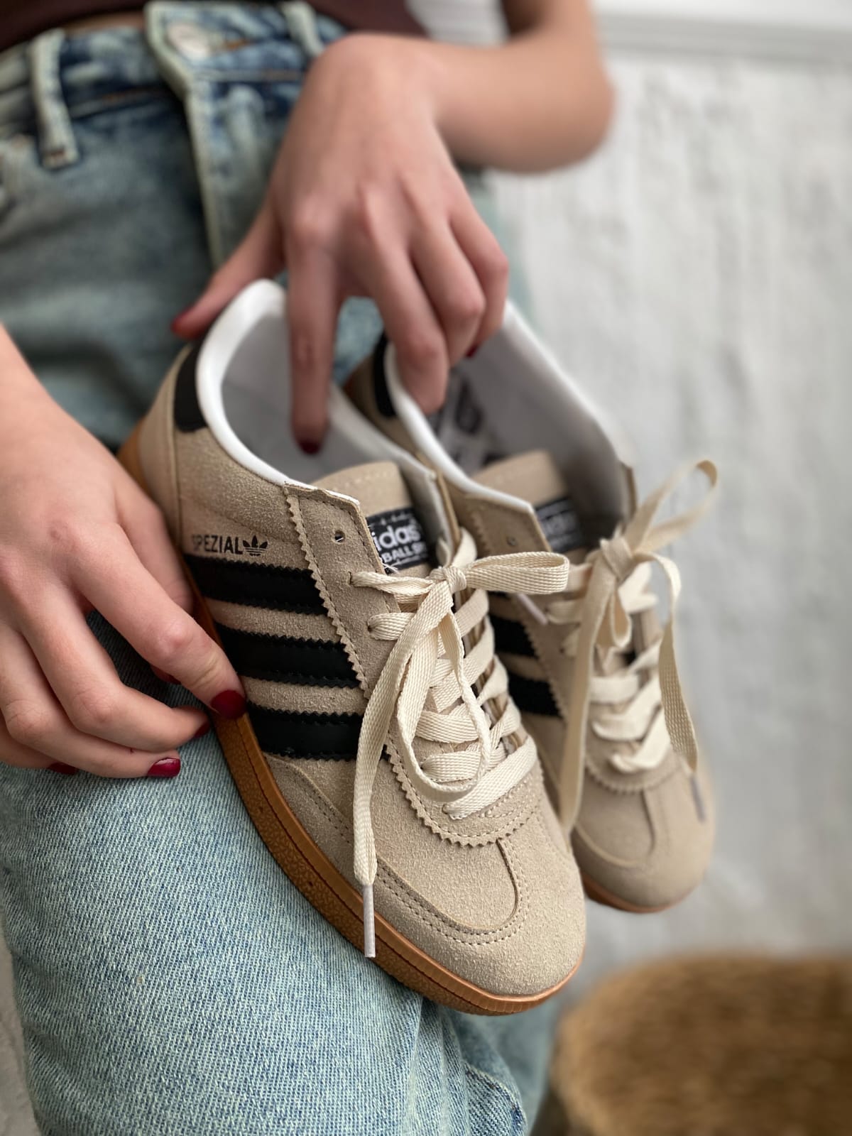 Adidas Spezial Bej Süet – Siyah Detaylı